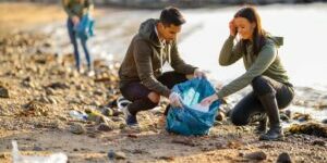 team-of-volunteers-collecting-garbage-at-beach-XXJFEXB-2048x1365