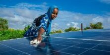 woman_cleaning_a_solar_panel